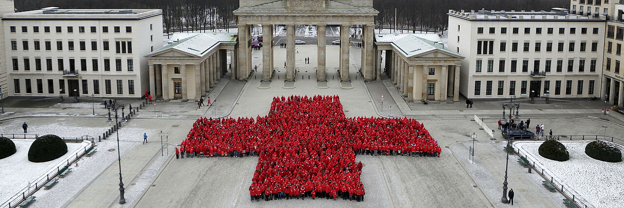 Jubiläum 150 Jahre DRK: Rotes Kreuz vor dem Brandenburger Tor in Berlin